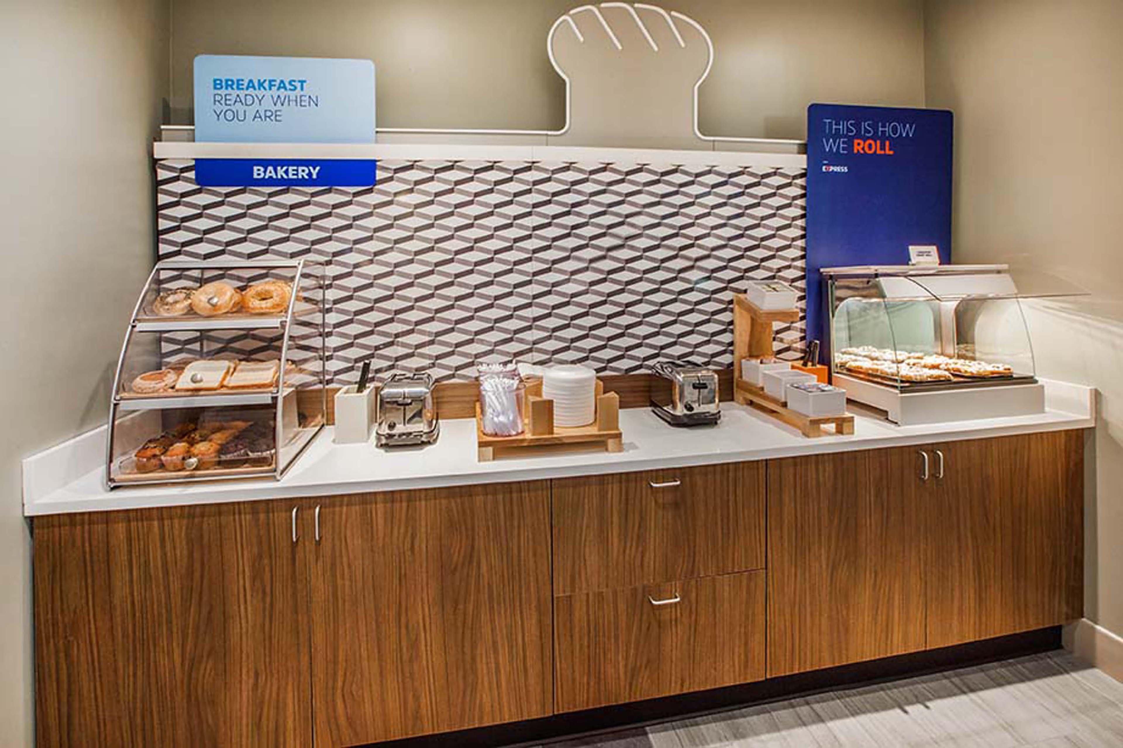 Holiday Inn Express And Suites Madison Central By Ihg Екстериор снимка