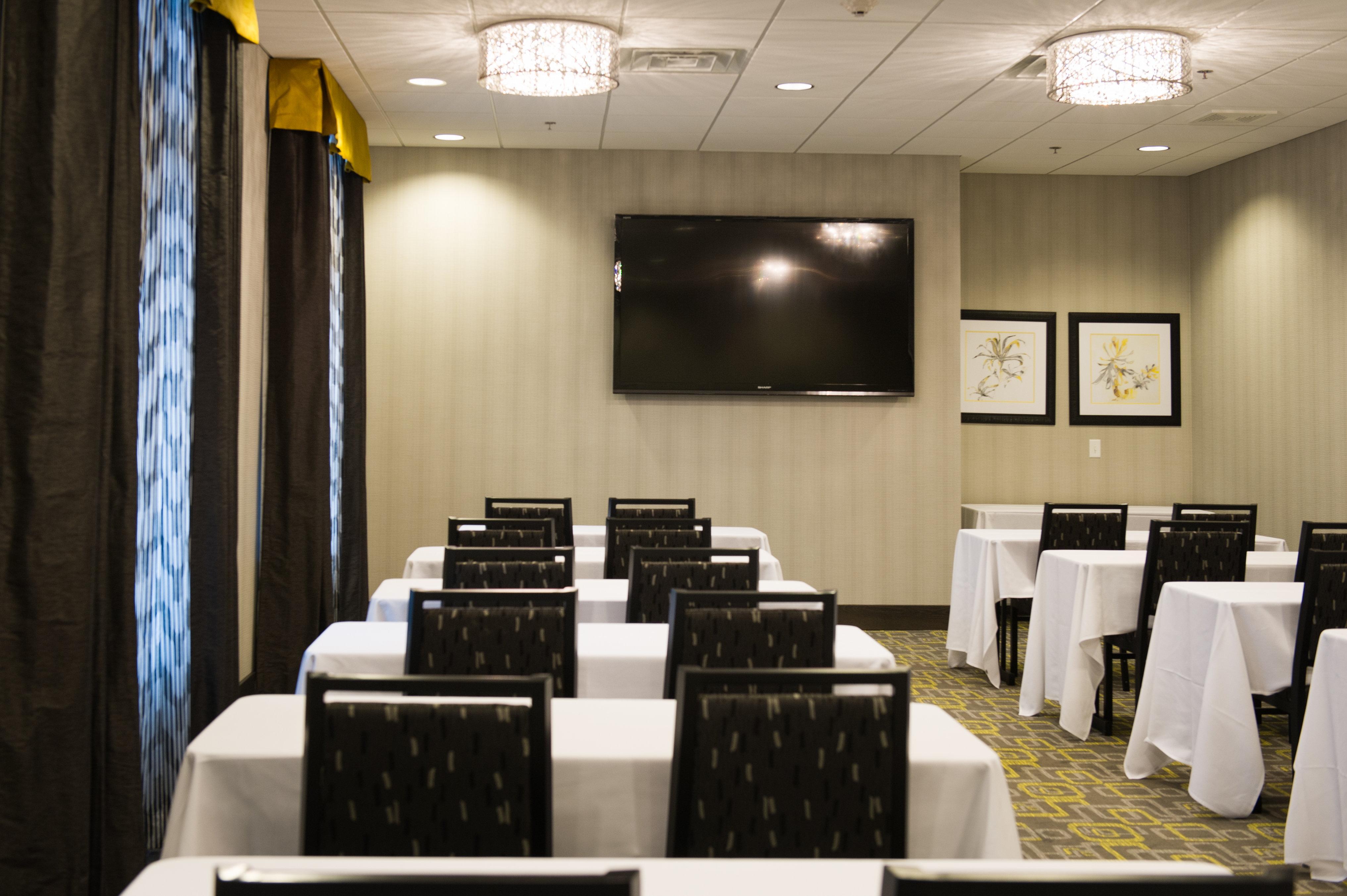Holiday Inn Express And Suites Madison Central By Ihg Екстериор снимка