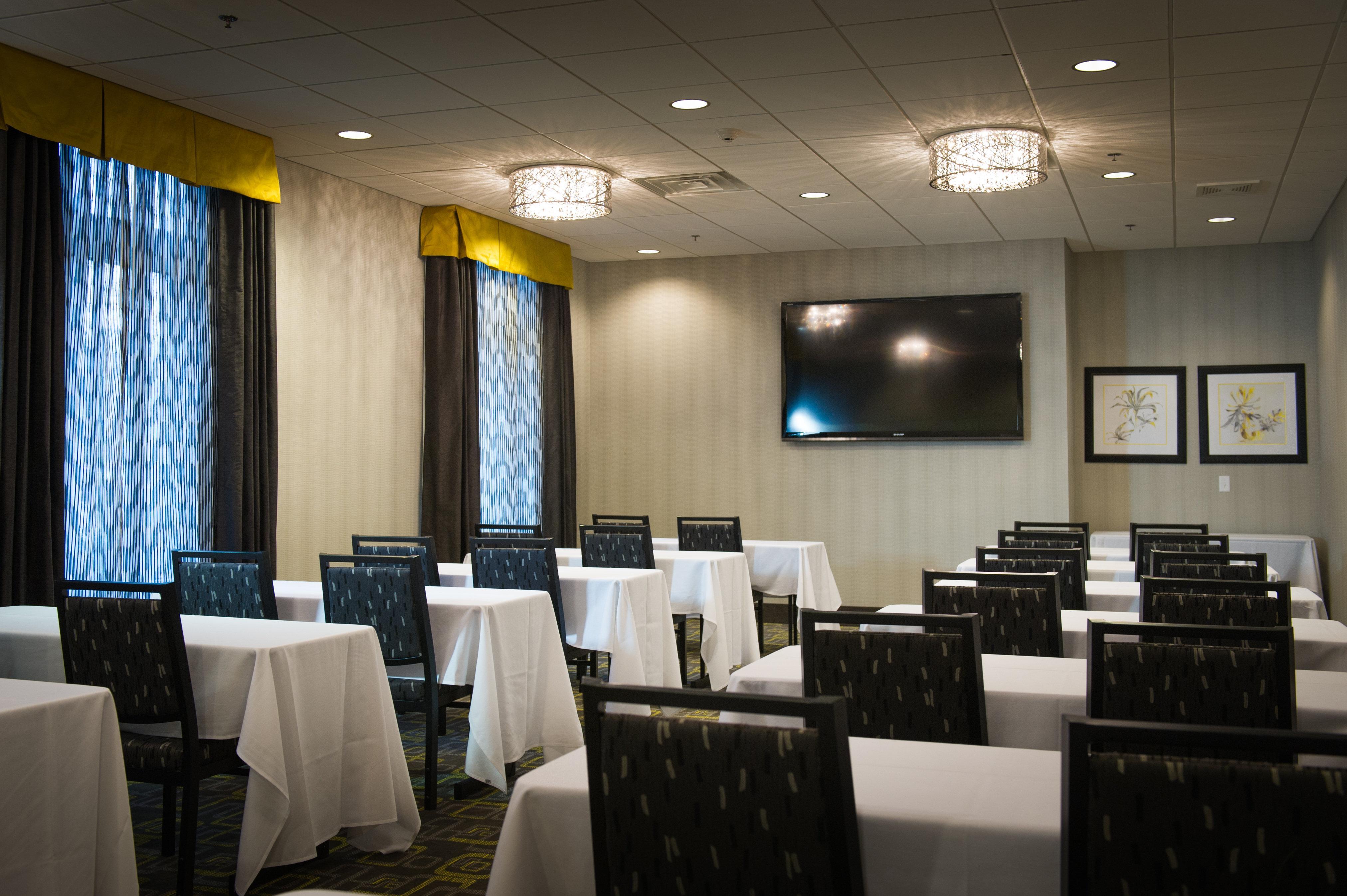 Holiday Inn Express And Suites Madison Central By Ihg Екстериор снимка