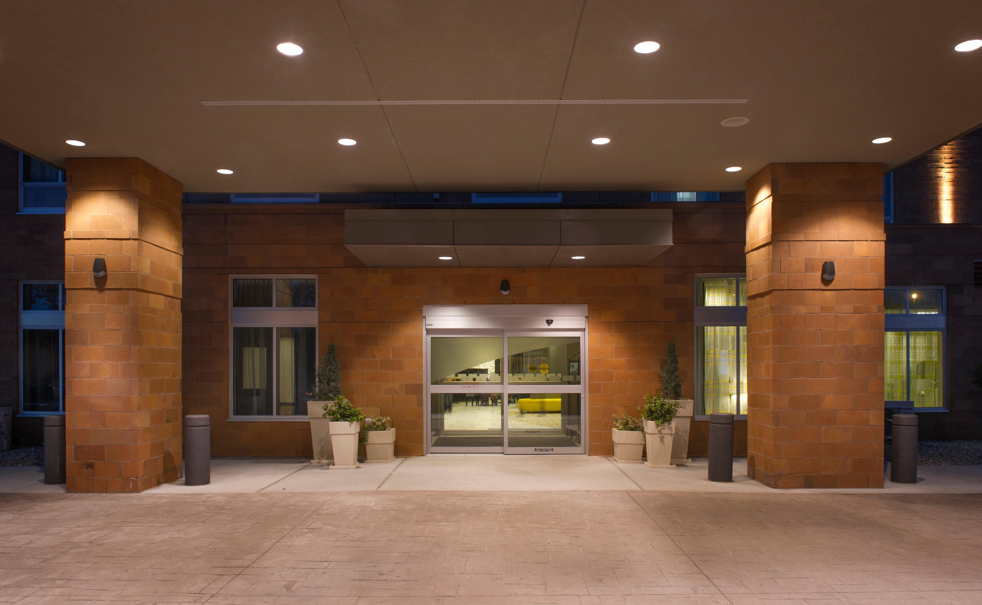 Holiday Inn Express And Suites Madison Central By Ihg Екстериор снимка